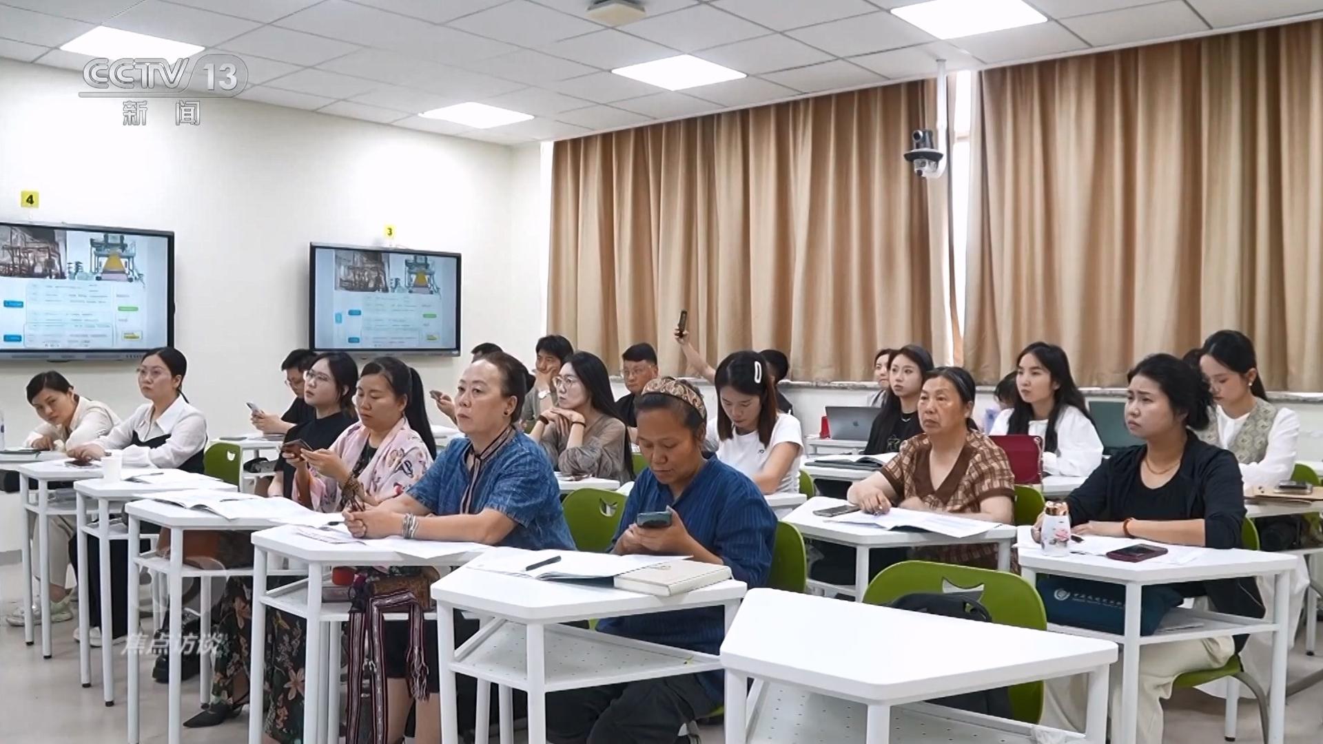 星空体育网站：焦点访谈｜“新中式”引领国潮新风尚千年织锦织出锦绣未来(图5)