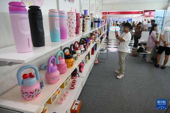 星空体育：记者手记｜从制冰机到榴莲球：“中国制造”在印尼电商展获青睐(图1)