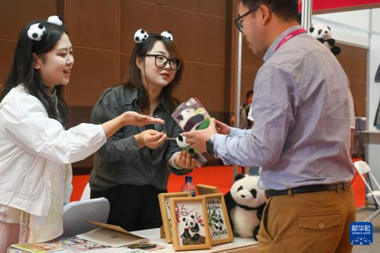 星空体育：记者手记｜从制冰机到榴莲球：“中国制造”在印尼电商展获青睐(图2)