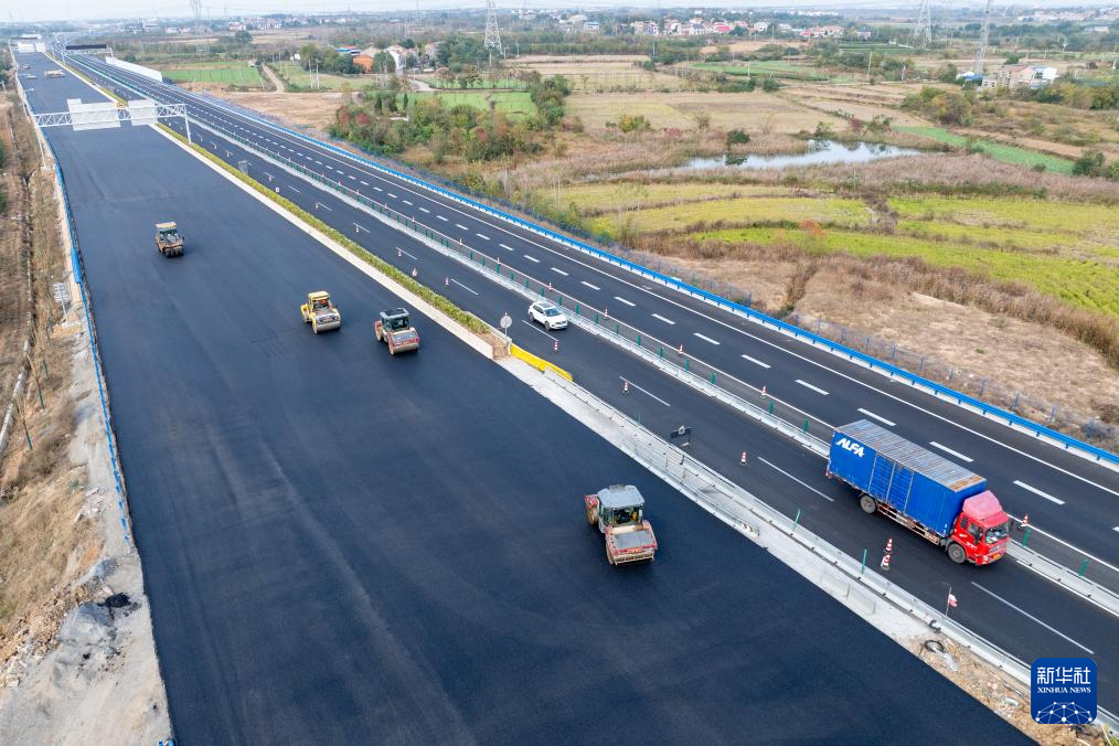 星空体育：京港澳高速湖北北段改扩建工程临近收官(图5)