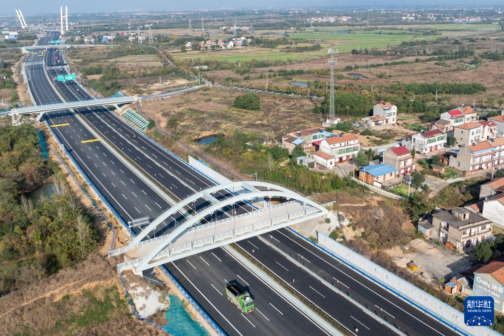 星空体育：京港澳高速湖北北段改扩建工程临近收官(图6)