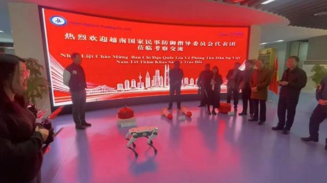 四足巡检机器人亮相展视科技助力智慧消防走向国际(图2)