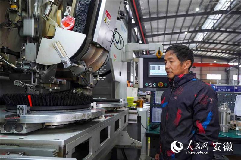 星空体育网站：新春走基层丨大别山小镇“刷”出百亿大产业(图2)