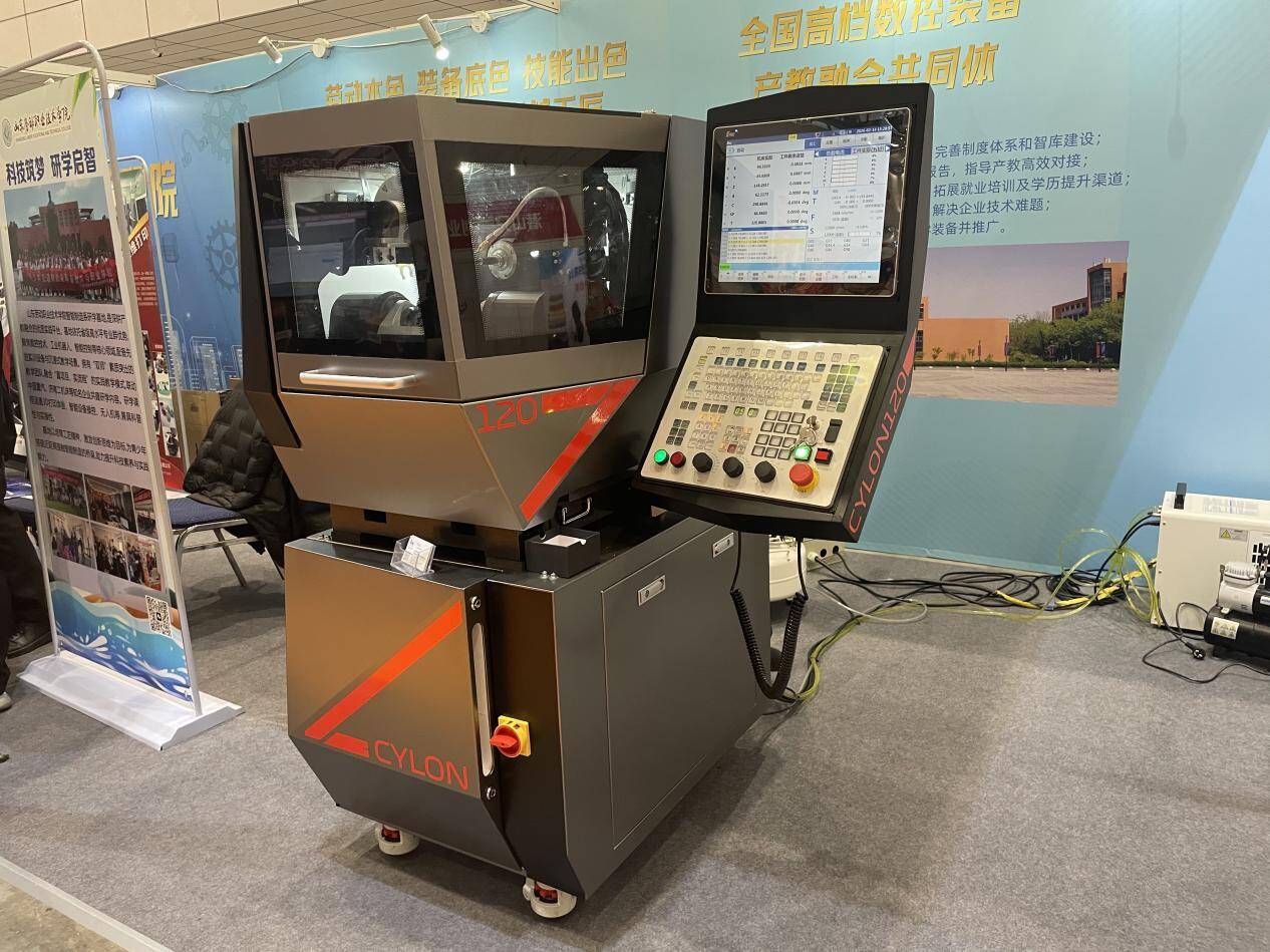 山东劳动职业技术学院携小五轴机床等成果亮相中国国际装备展(图3)