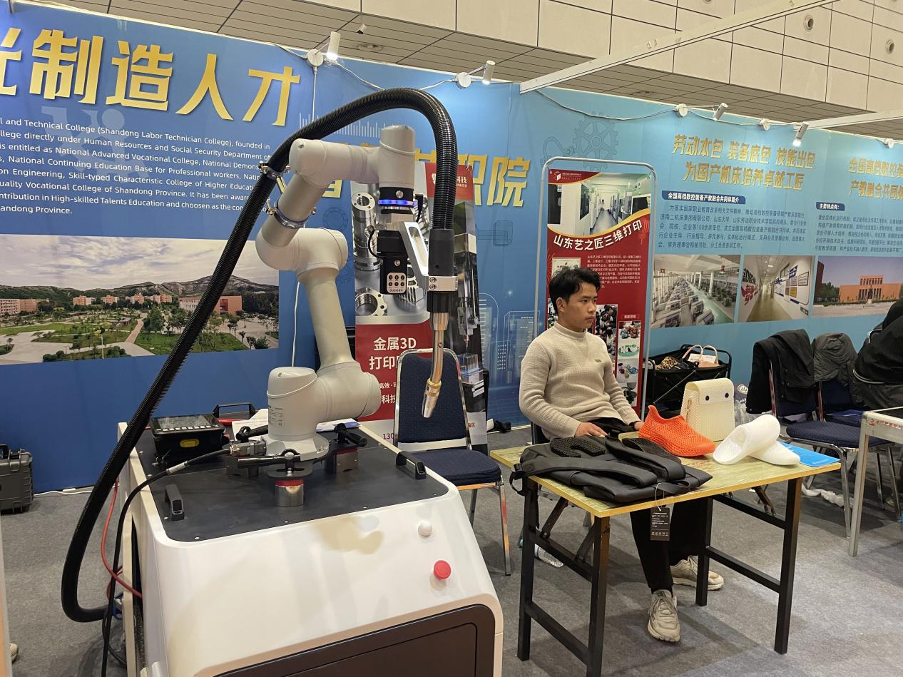 唯一参展高校山东劳动职业技术学院携小五轴机床等成果亮相中国国际装备展(图4)