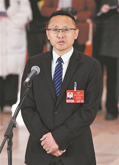 星空体育网站：话发展成就绘锦绣中国——全国政协十四届四次会议第二场“委员通道”集体采访活动扫描(图2)