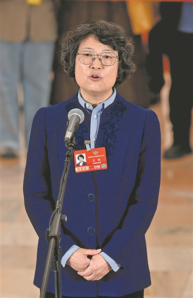 星空体育网站：话发展成就绘锦绣中国——全国政协十四届四次会议第二场“委员通道”集体采访活动扫描(图3)