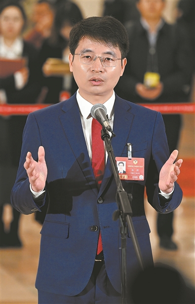 星空体育网站：话发展成就绘锦绣中国——全国政协十四届四次会议第二场“委员通道”集体采访活动扫描(图5)